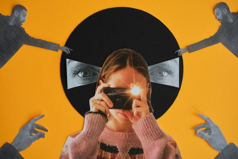 Foto-Collage auf gelbem Untergrund. In der Mitte eine Person, die eine Kamera mit Blitzlicht vor ihr Gesicht hält. Hinter der Person befindet sich ein schwarzer Kreis, in dem rechts und links ein geöffnetes Auge zu sehen ist. An den vier Ecken des Bildes streckt sich ein junger Mann in Richtung der Augen aus.