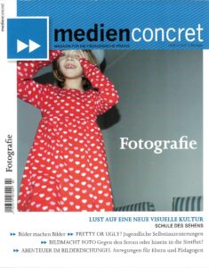 Titelseite der Zeitschrift MedienConcret, auf der ein Mädchen in einem roten Kleid mit Punkten abgebildet ist.
