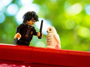 Harry Potter mit Eule Hedwig als Lego-Figuren