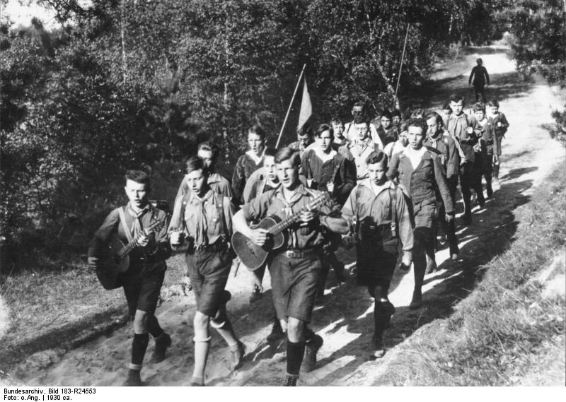 Schwarzweißfoto mit Gruppe des Wandervogels aus Berlin