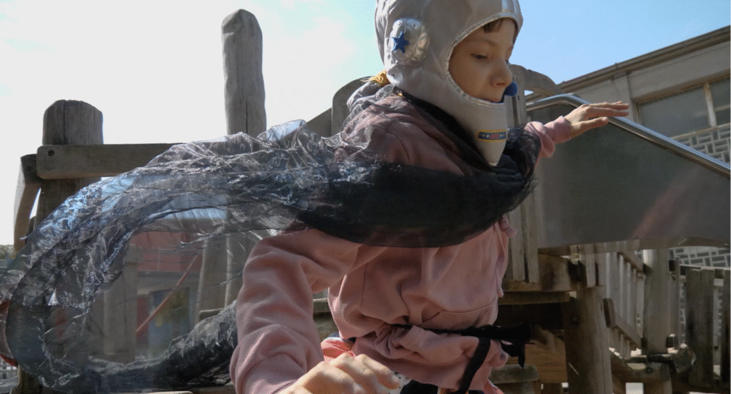 Nahaufnahme eines Kindes, welches als Astronaut verkleidet ist.