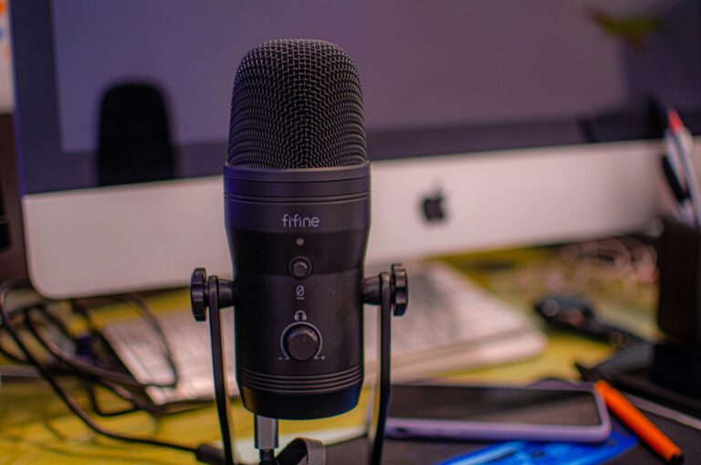 Mikrofon vor unaufgeräumten Arbeitsplatz.