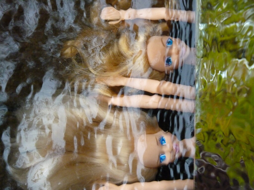 Zwei Barbie Puppen, die Unterwasser sind