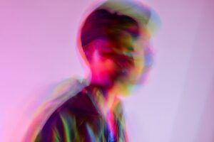 Person, die in buntem Licht verschwimmt