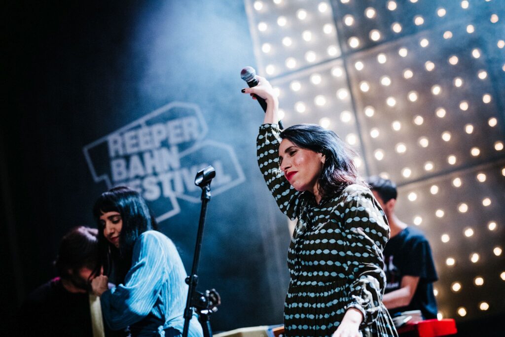 Sängerin bei Auftritt