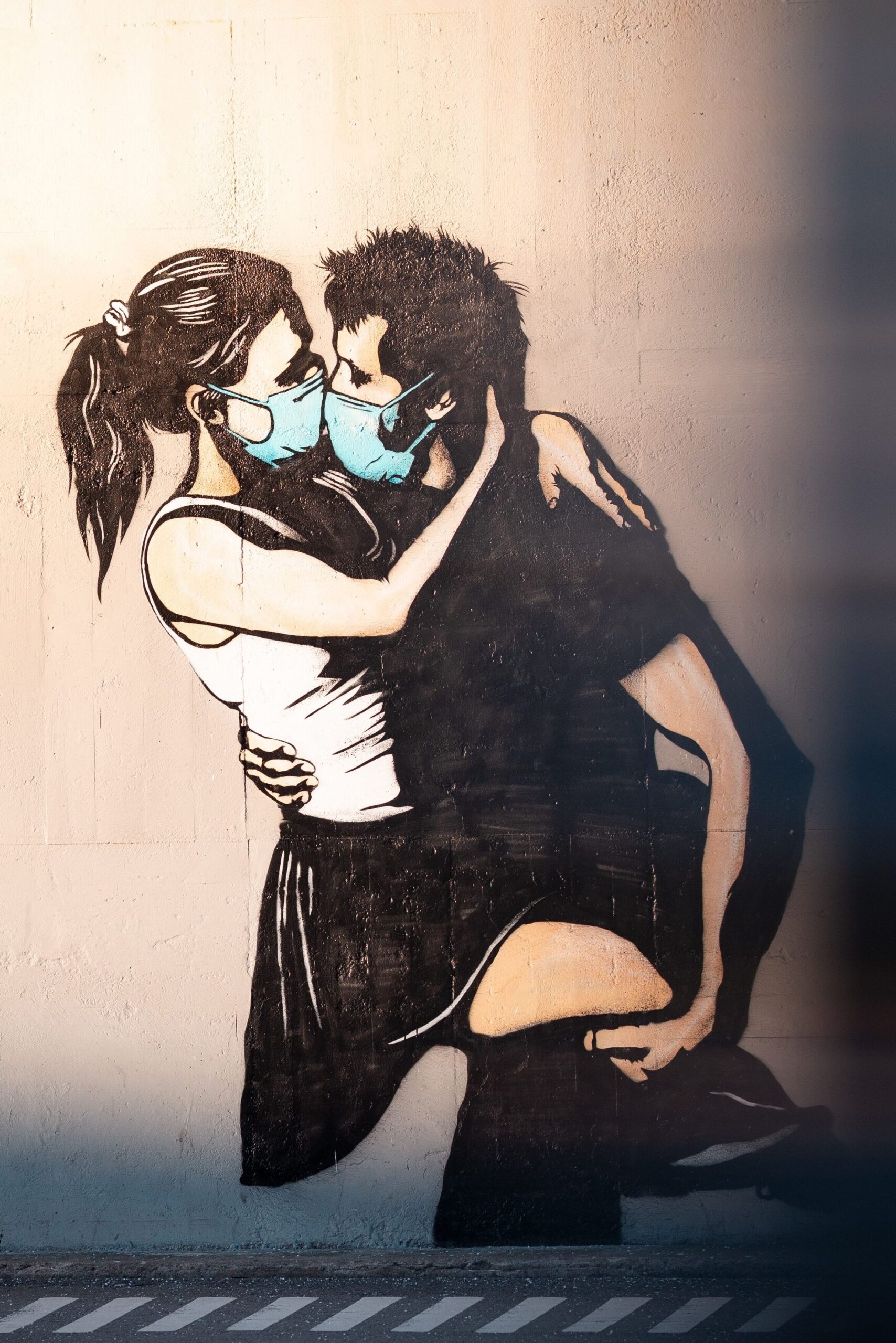 Zwei Menschen die sich küssen wollen aber eine Maske auf haben