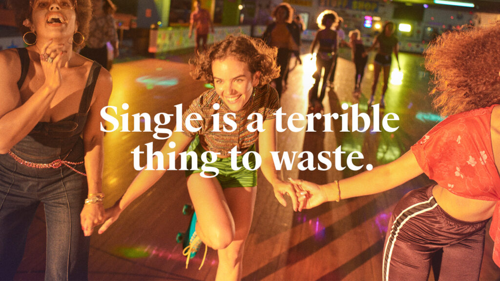 Werbung von Tinder mit dem Slogan: "Single is a terrible thing to waste."