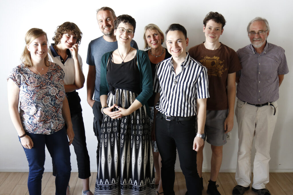 Gruppenfoto, darunter Vertreter*innen verschiedener Generationen