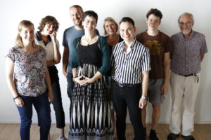 Gruppenfoto, darunter Vertreter*innen verschiedener Generationen