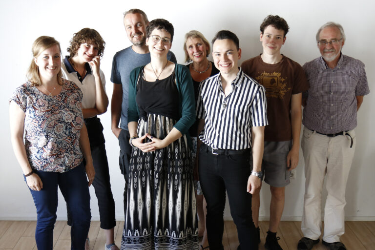 Gruppenfoto, darunter Vertreter*innen verschiedener Generationen