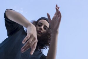 Rapperin, die gestikuliert.