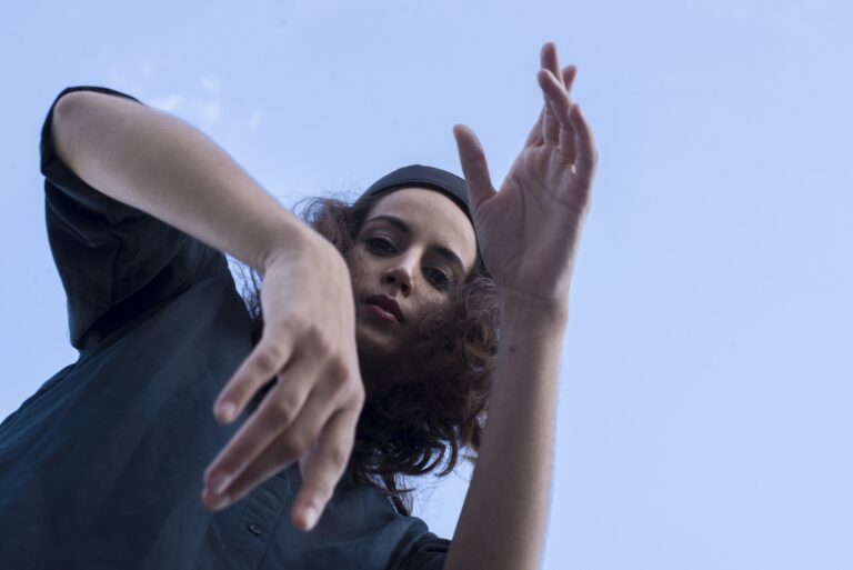 Rapperin, die gestikuliert.