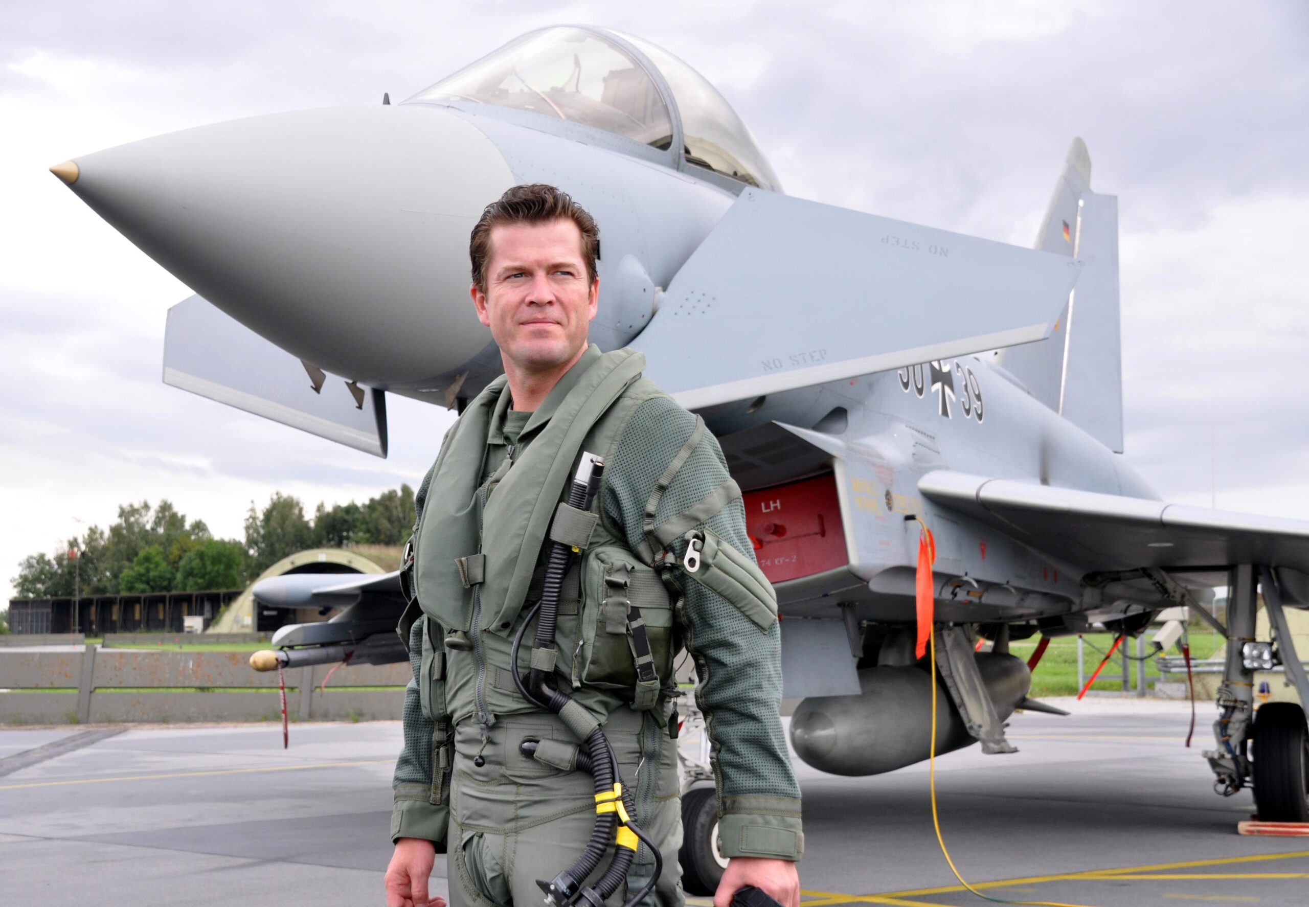 Verteidigungsminister Karl-Theodor vor einem Kampfjet