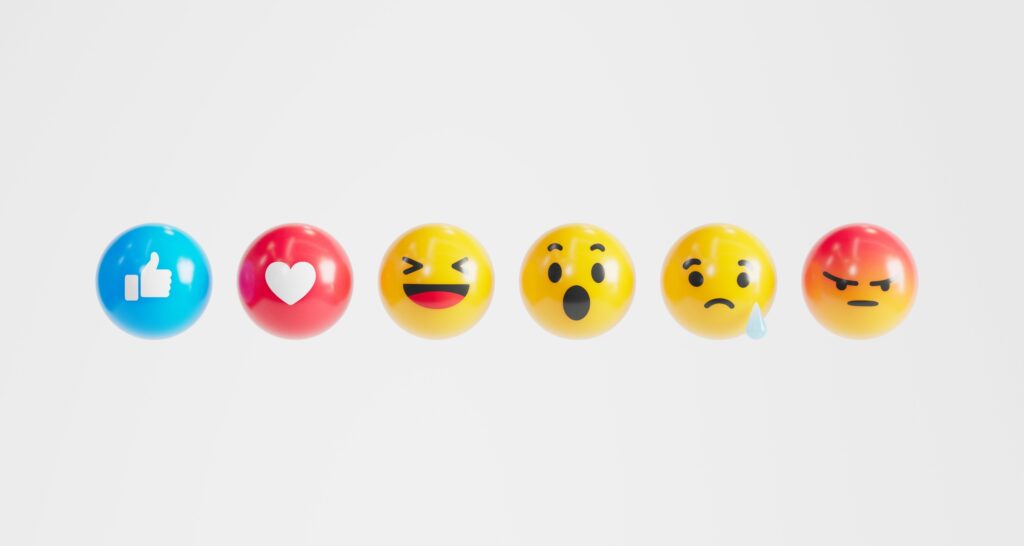 horizontal angeordnete Reihe von Emojis und bekannten Symbolen von Social Media