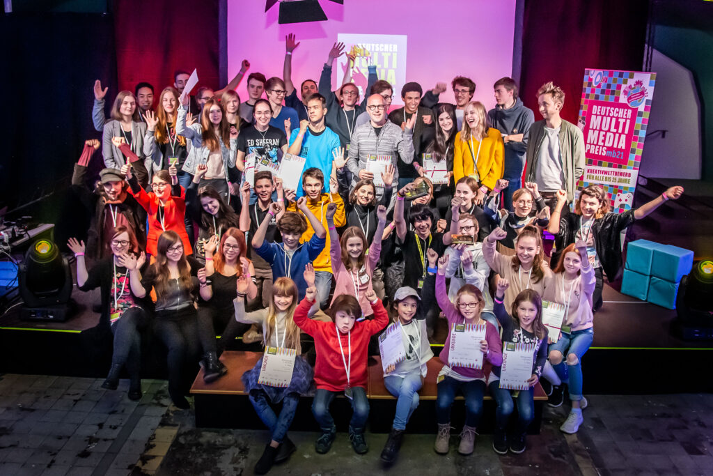 preisträger des Festivals jubelnd auf Gruppenfoto