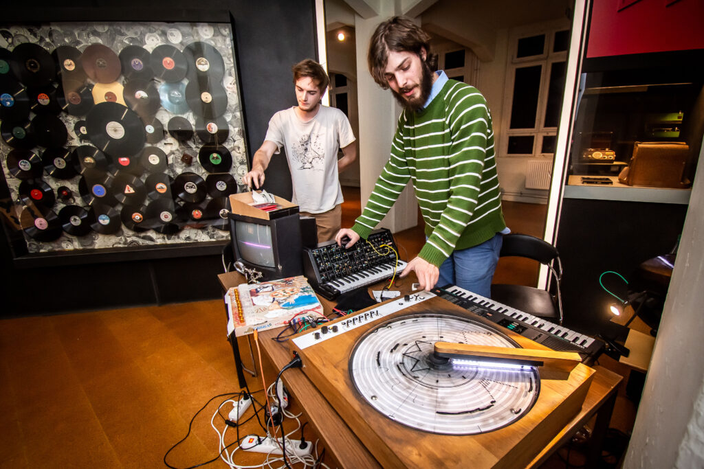 Zwei männer vor einem Mischpult