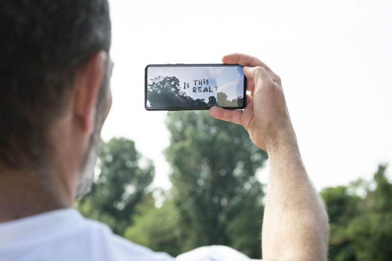 Handy auf dem steht: is this real?