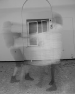 Zwei Personen drehen sich verschwommen im Kreis