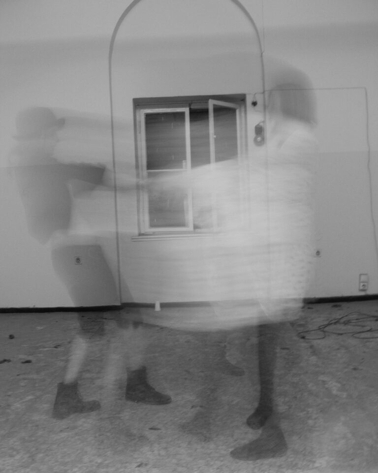 Zwei Personen drehen sich verschwommen im Kreis