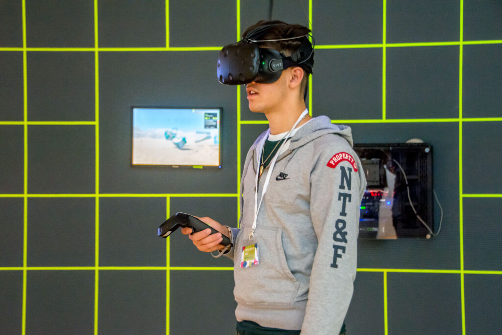 Person, die ein Spiel auf einer VR-Brille spielt