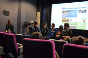 Die junge Spinxx-Redaktion aufgestellt vor der Leinwand im Kinosaal