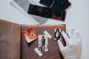 Ein Fotoalbum, in das alte Fotos geklebt werden.