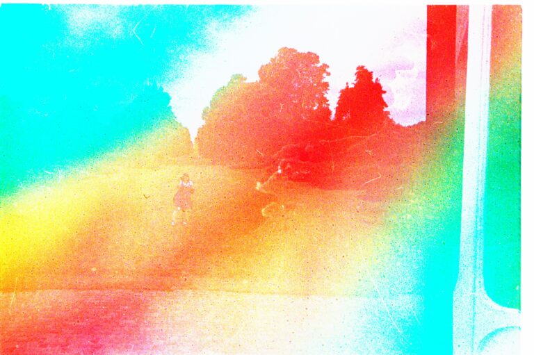 Ein Ausschnitt aus einem Filmstreifen zeigt eine Person draußen in der Natur. Das Bild ist blau, rot, grün mit Verlauf