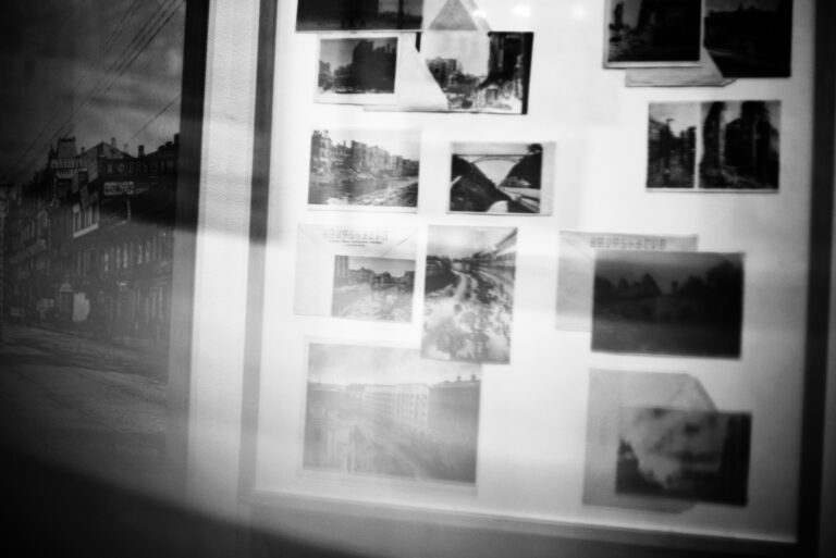 mehrere schwarzweiß-Fotografien über das Bild verteilt, verschwommen.