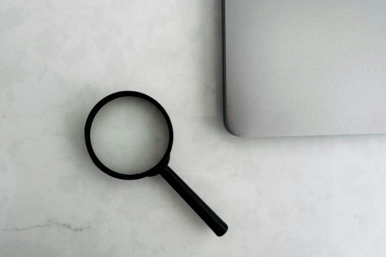 Eine Lupe auf Marmor Untergrund