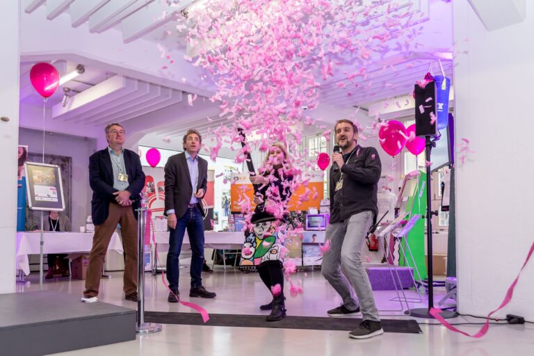 Personen mit Konfetti, die den Deutschen Multimedia Preis mb21 feiern