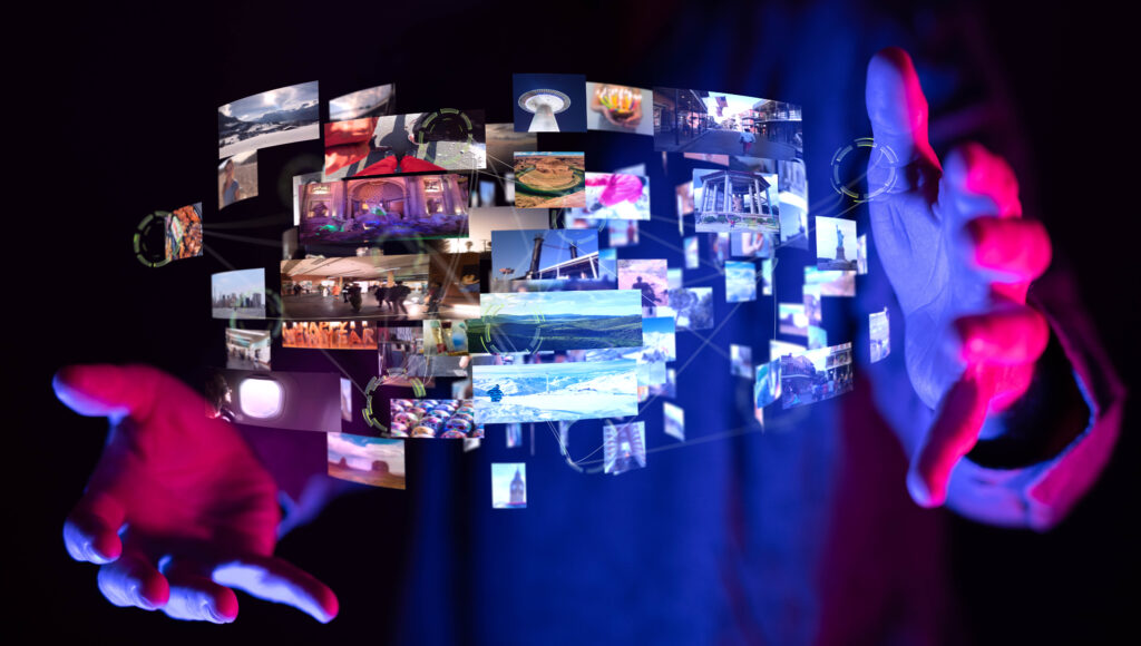 Zwei Hände halten viele kleine digitale Bilder in der Luft