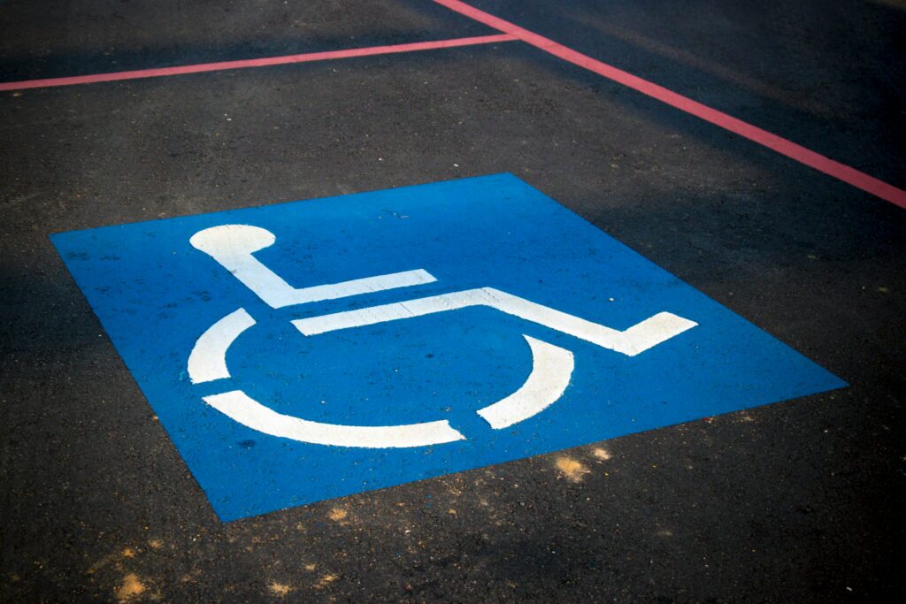 blaues Barrieresymbol auf einem Parkplatz