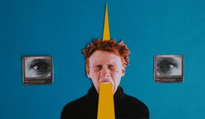 Foto-Collage auf blauem Untergrund: Ein junger Mann mit geschlossenen Augen, aus dessen Mund ein gelber Balken ragt. Rechts und Links zwei Fernseher, in denen geöffnete Augen zu sehen sind