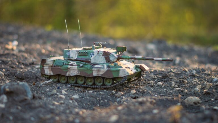 Ein Miniatur-Panzer auf Erde