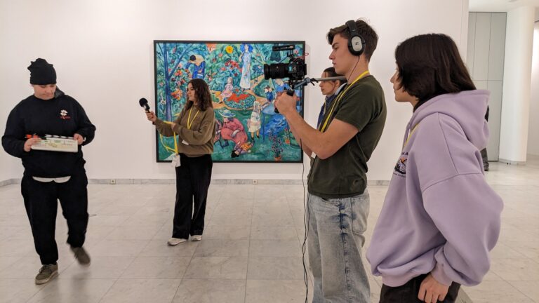 Eine Gruppe junger Menschen mit Video und Audio Equipment, welche sich in einem Museum befinden.