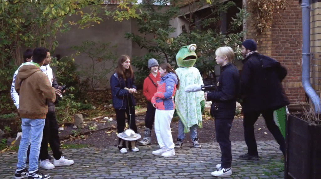 Verkleidete Personen bei einem Filmdreh.