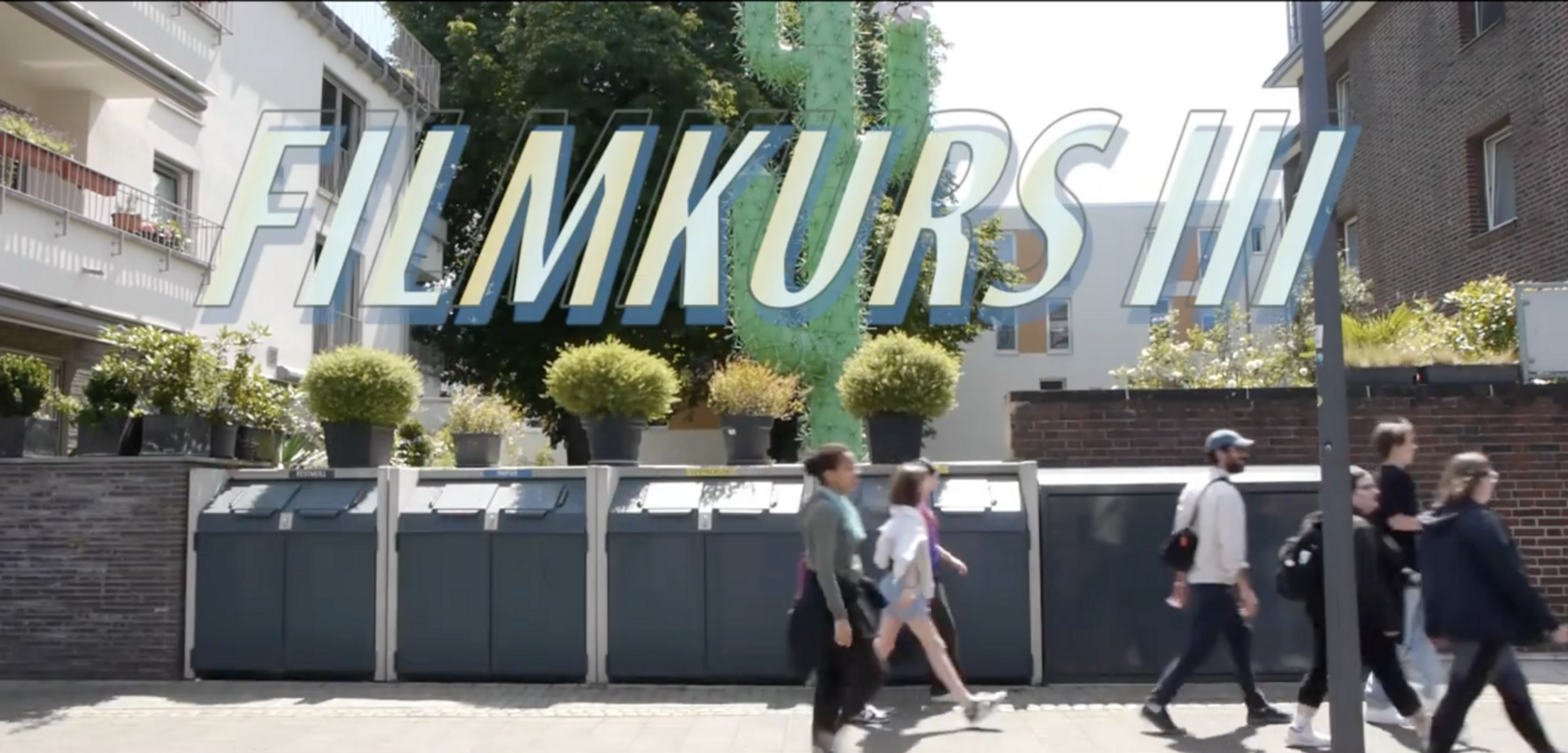 Filmkurs 3 Aufschrift auf Foto. Personen laufen auf einem Bürgersteig.