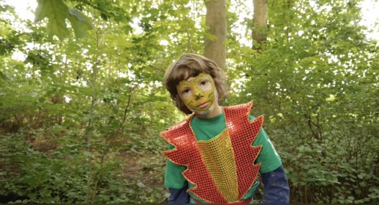 Kleiner verkleideter Junge im Wald.